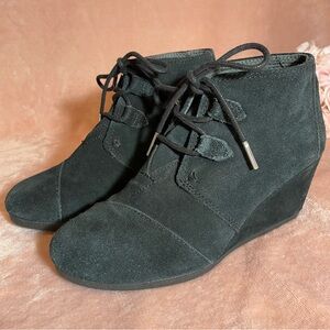 Toms Navy Suede Wedge Desert Ankle Boot Size 7 Lace Up Comfort Sole 2.85”